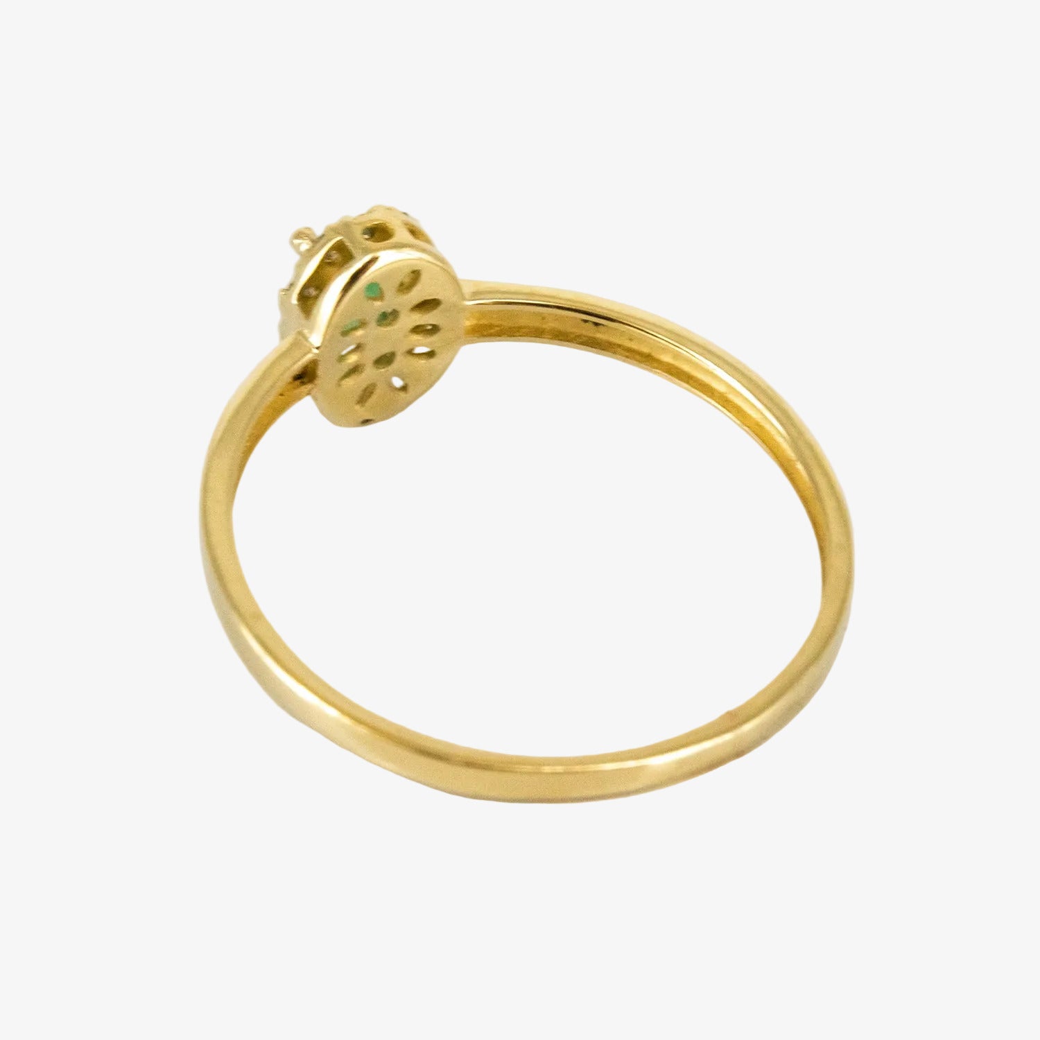 Sortija de oro amarillo de 14 kt. con doce diamantes y una esmeralda de 0.30 ct.