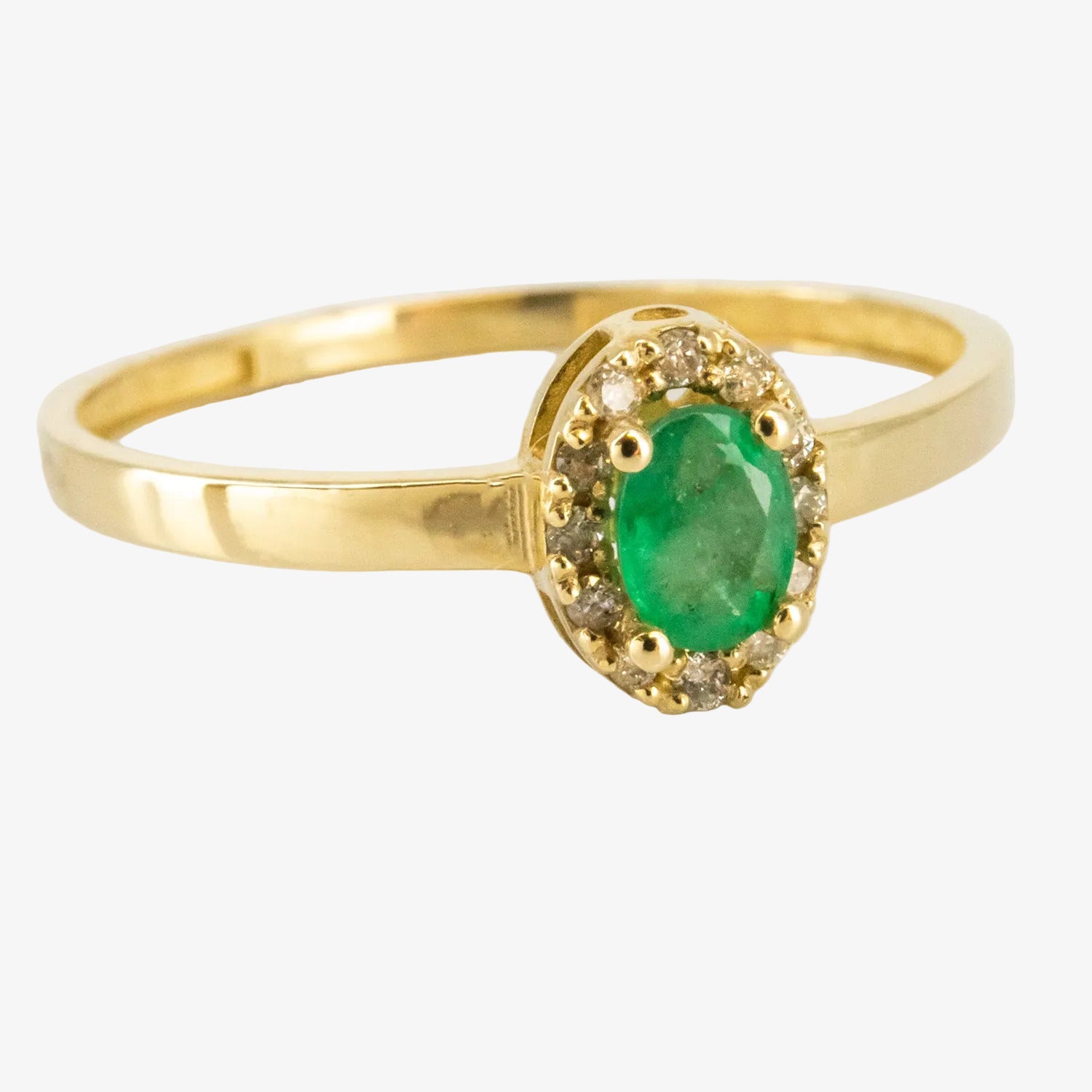 Sortija de oro amarillo de 14 kt. con doce diamantes y una esmeralda de 0.30 ct.