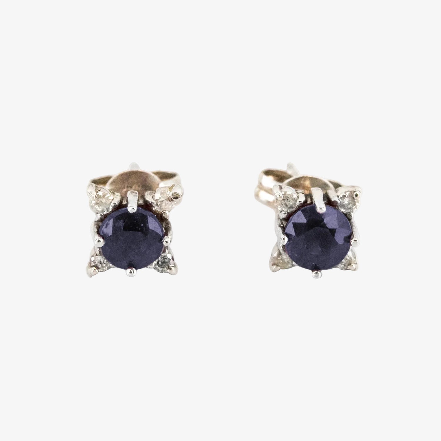 Pendientes de oro blanco 14 kt. con diamantes y zafiros centrales
