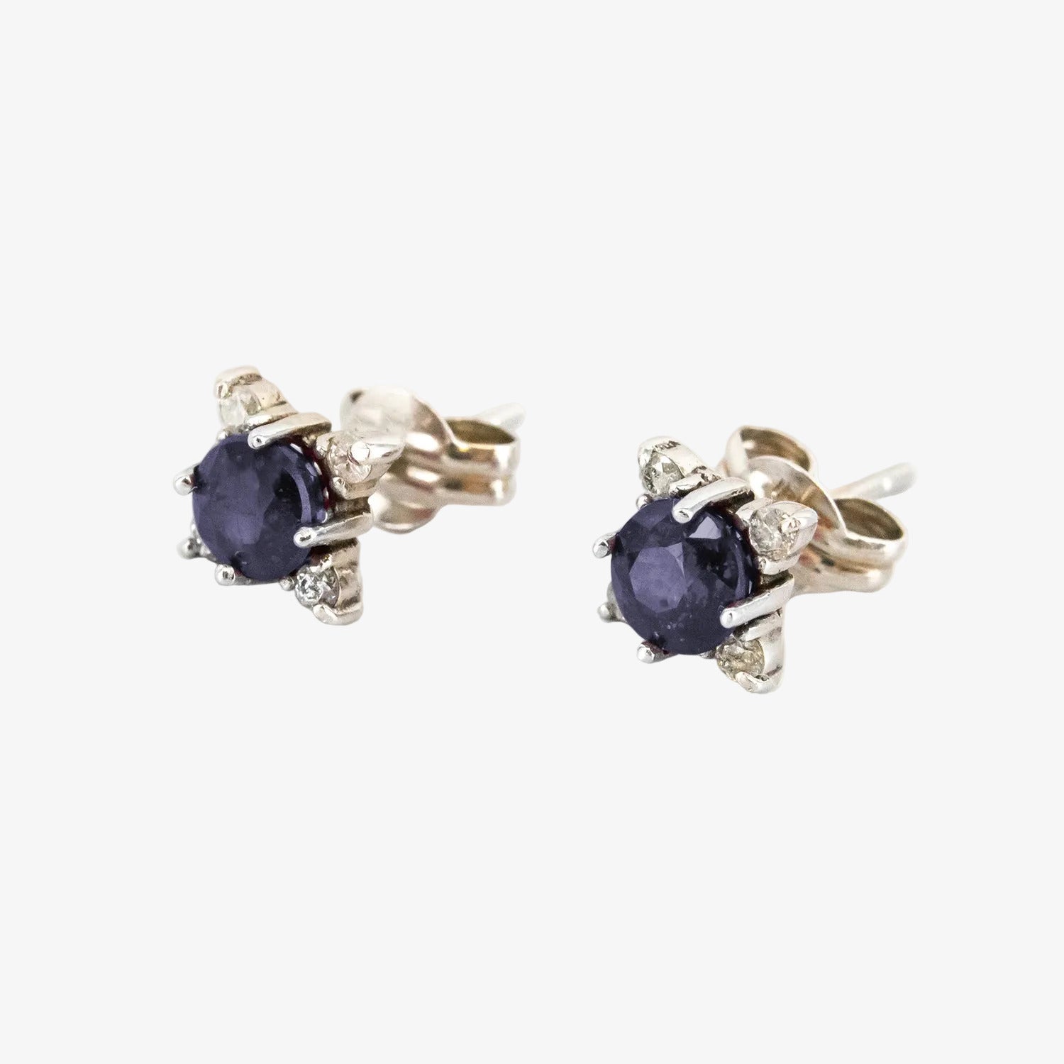 Pendientes de oro blanco 14 kt. con diamantes y zafiros centrales