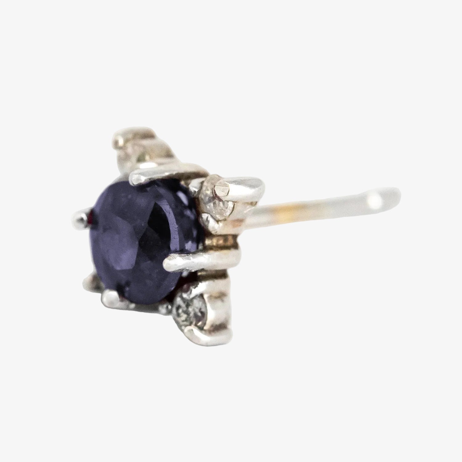Pendientes de oro blanco 14 kt. con diamantes y zafiros centrales