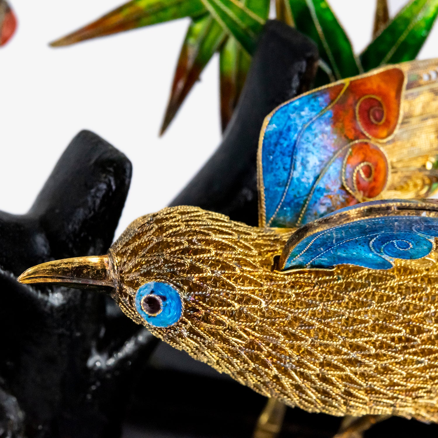 Figura decorativa con representación oriental de dos pájaros sobre bambú