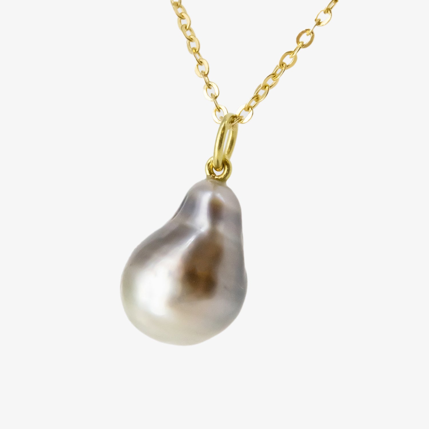 Set of 18 kt. gold pendant and earrings with diamonds and baroque Tahitian pearls