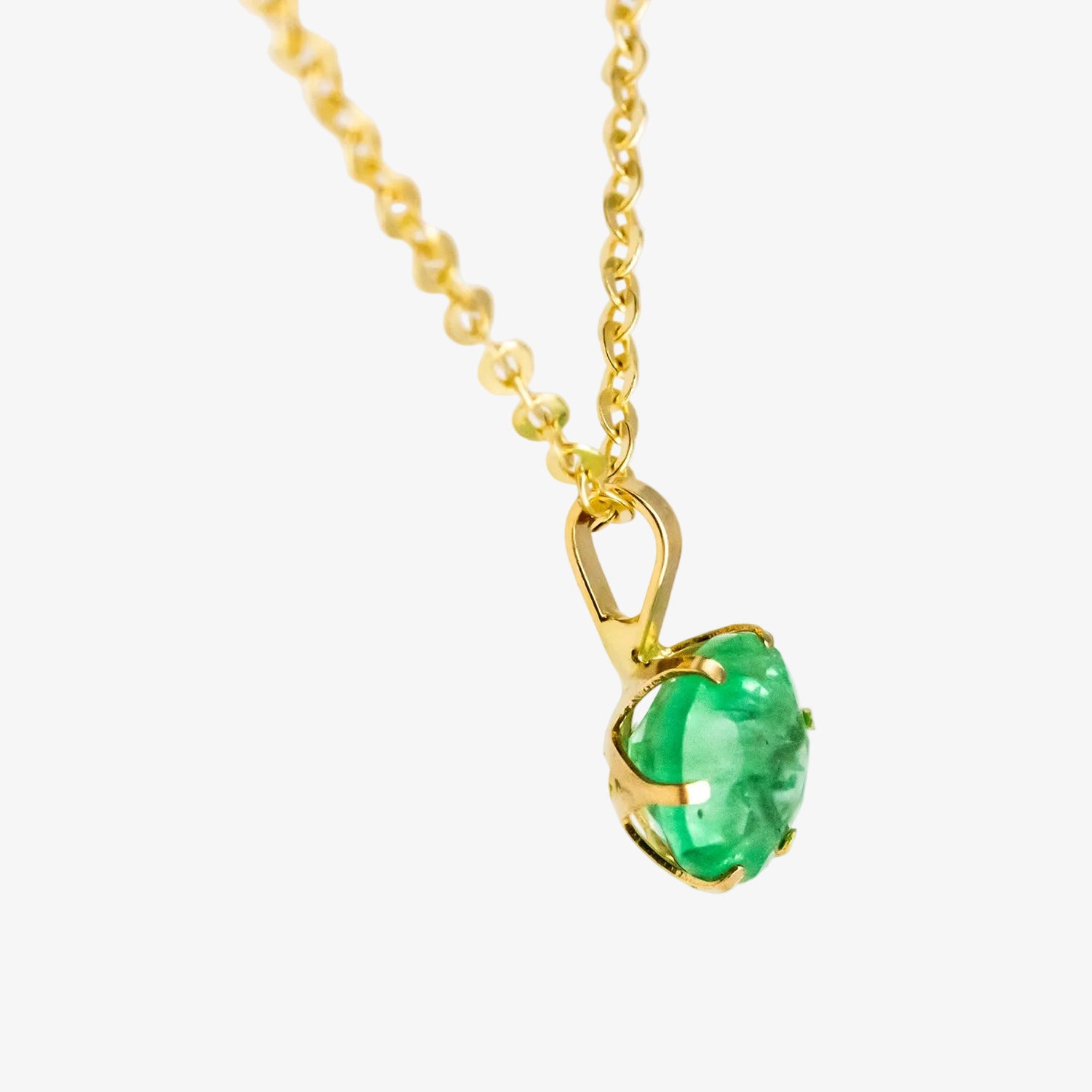 Colgante de oro 18 kt. con esmeralda de 0.60 ct.