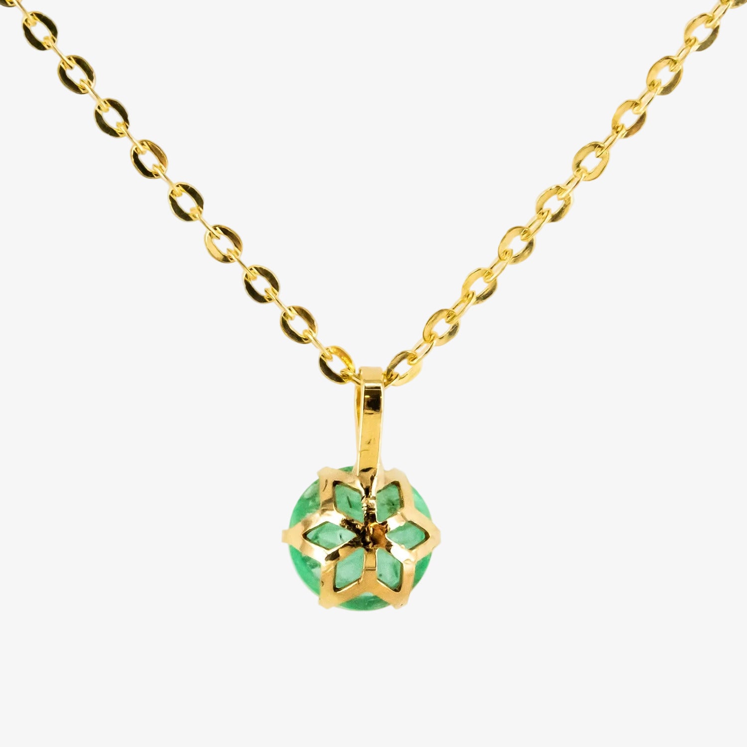 Colgante de oro 18 kt. con esmeralda de 0.60 ct.