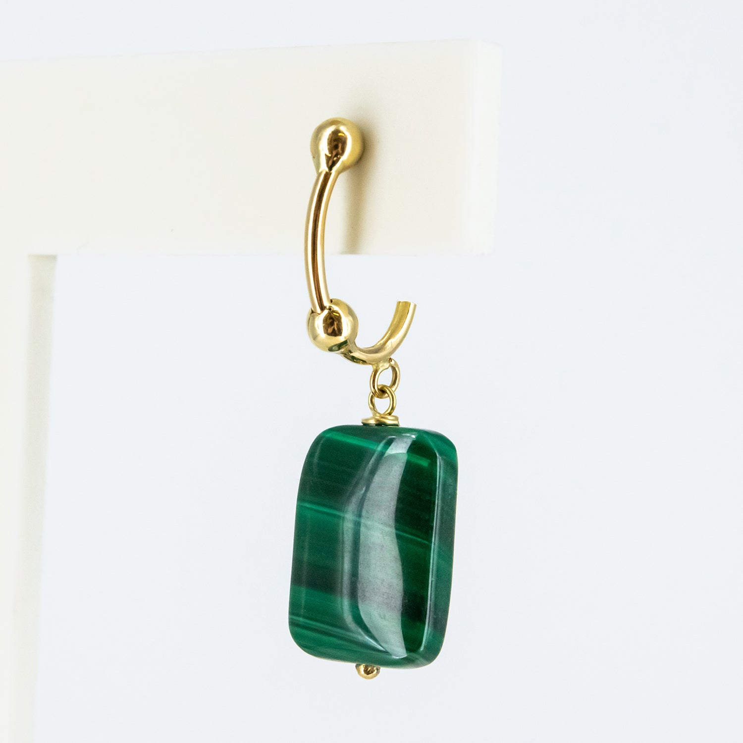 Conjunto de gargantilla y pendientes de oro amarillo de 18 kt. con malaquita