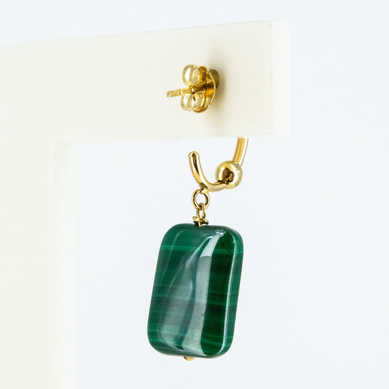Conjunto de gargantilla y pendientes de oro amarillo de 18 kt. con malaquita