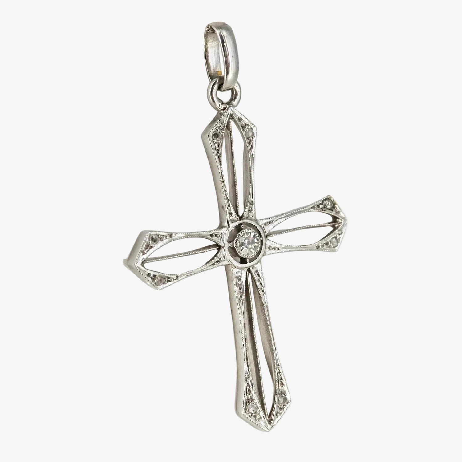 Colgante cruz calada de oro blanco 18 kt. con diamantes