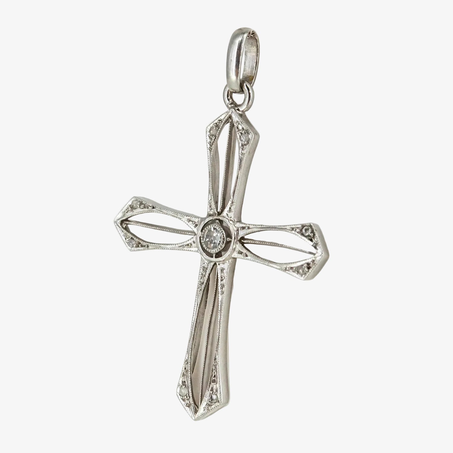 Colgante cruz calada de oro blanco 18 kt. con diamantes