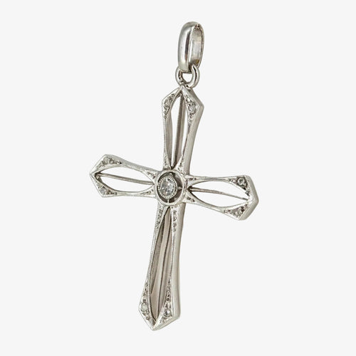 Colgante cruz calada de oro blanco 18 kt. con diamantes