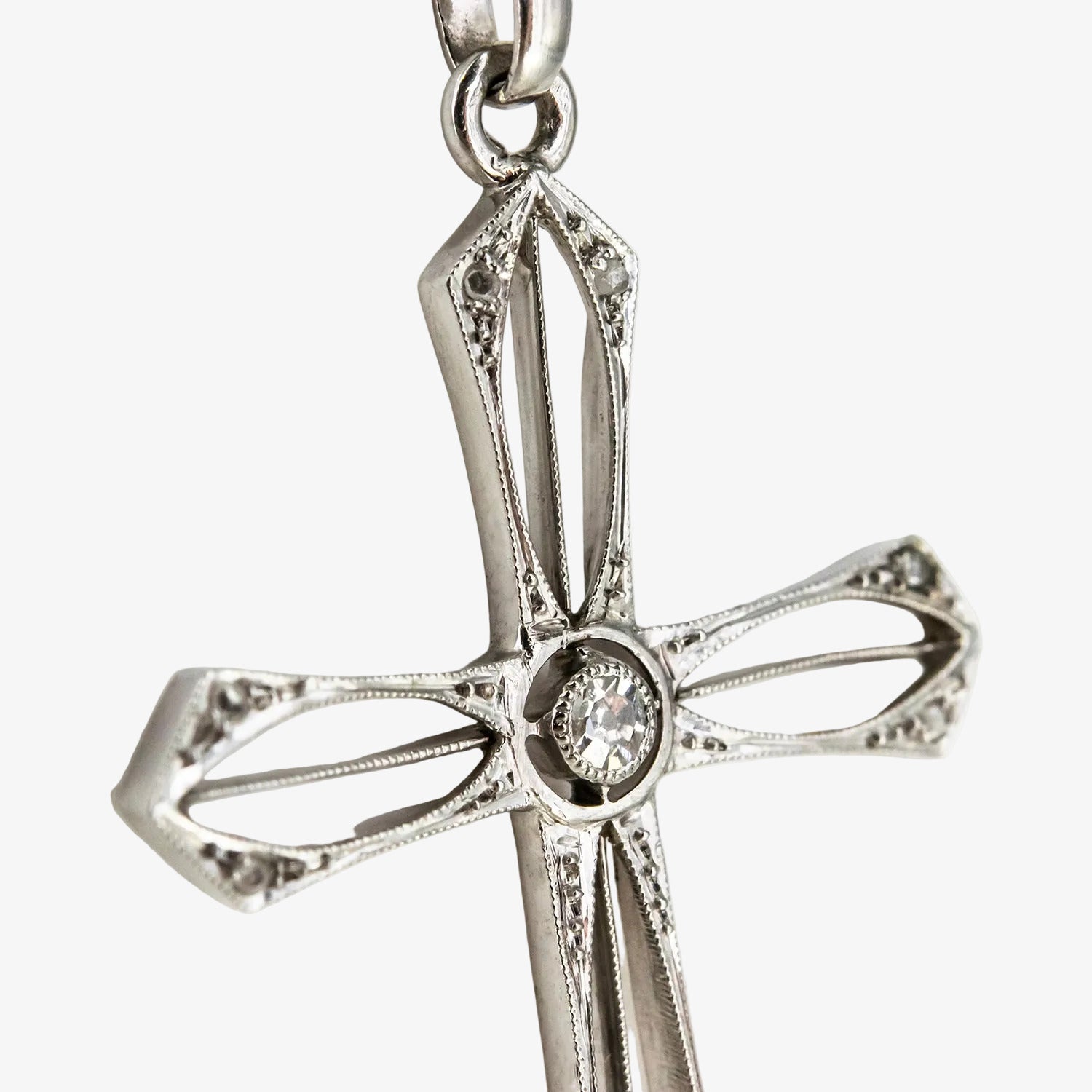Colgante cruz calada de oro blanco 18 kt. con diamantes