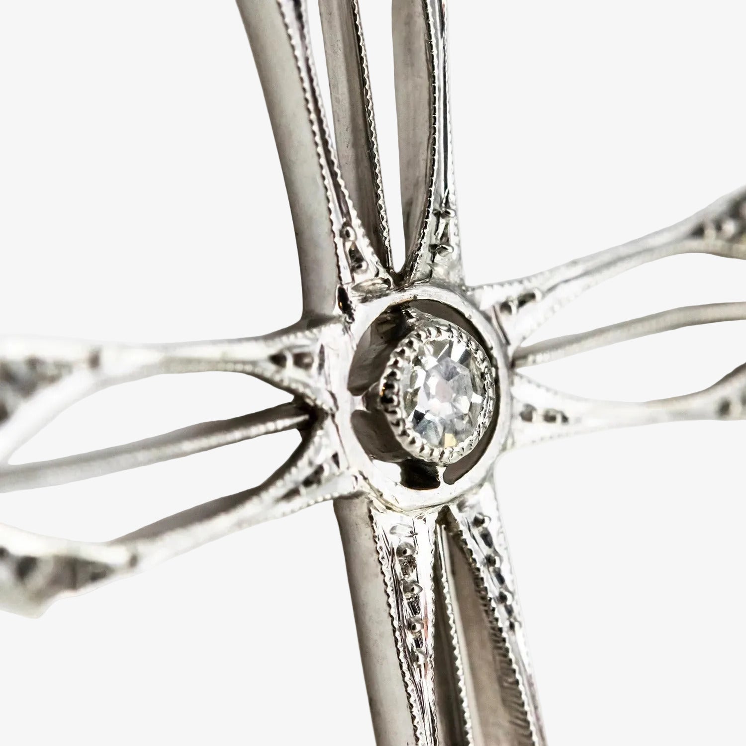 Colgante cruz calada de oro blanco 18 kt. con diamantes