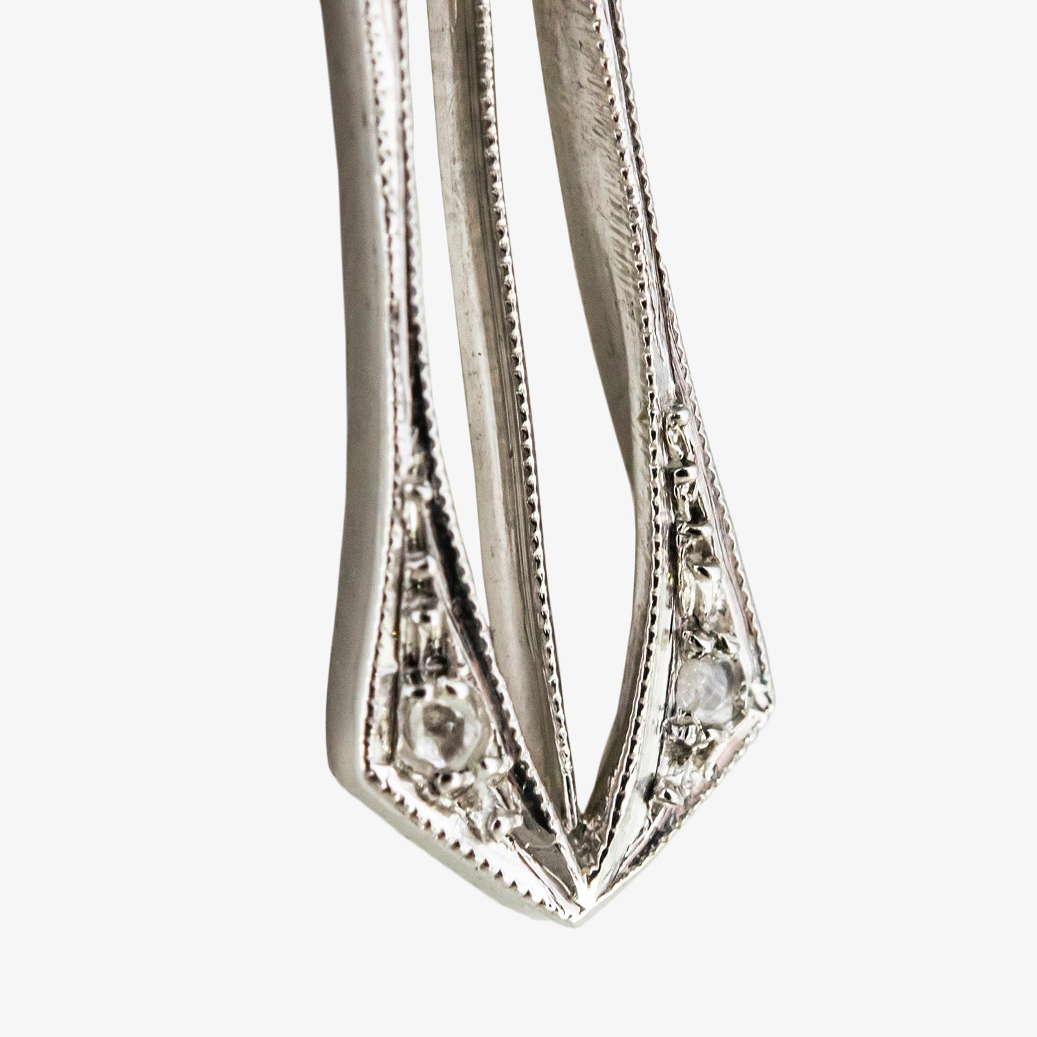 Colgante cruz calada de oro blanco 18 kt. con diamantes