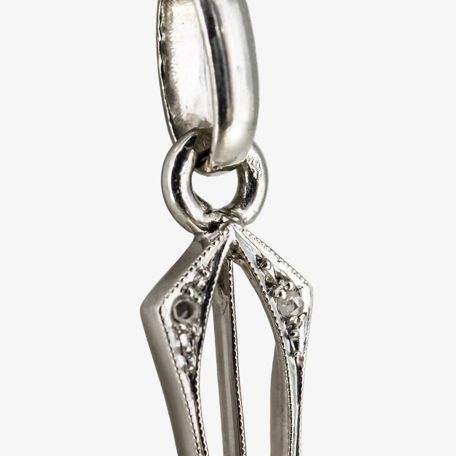 Colgante cruz calada de oro blanco 18 kt. con diamantes