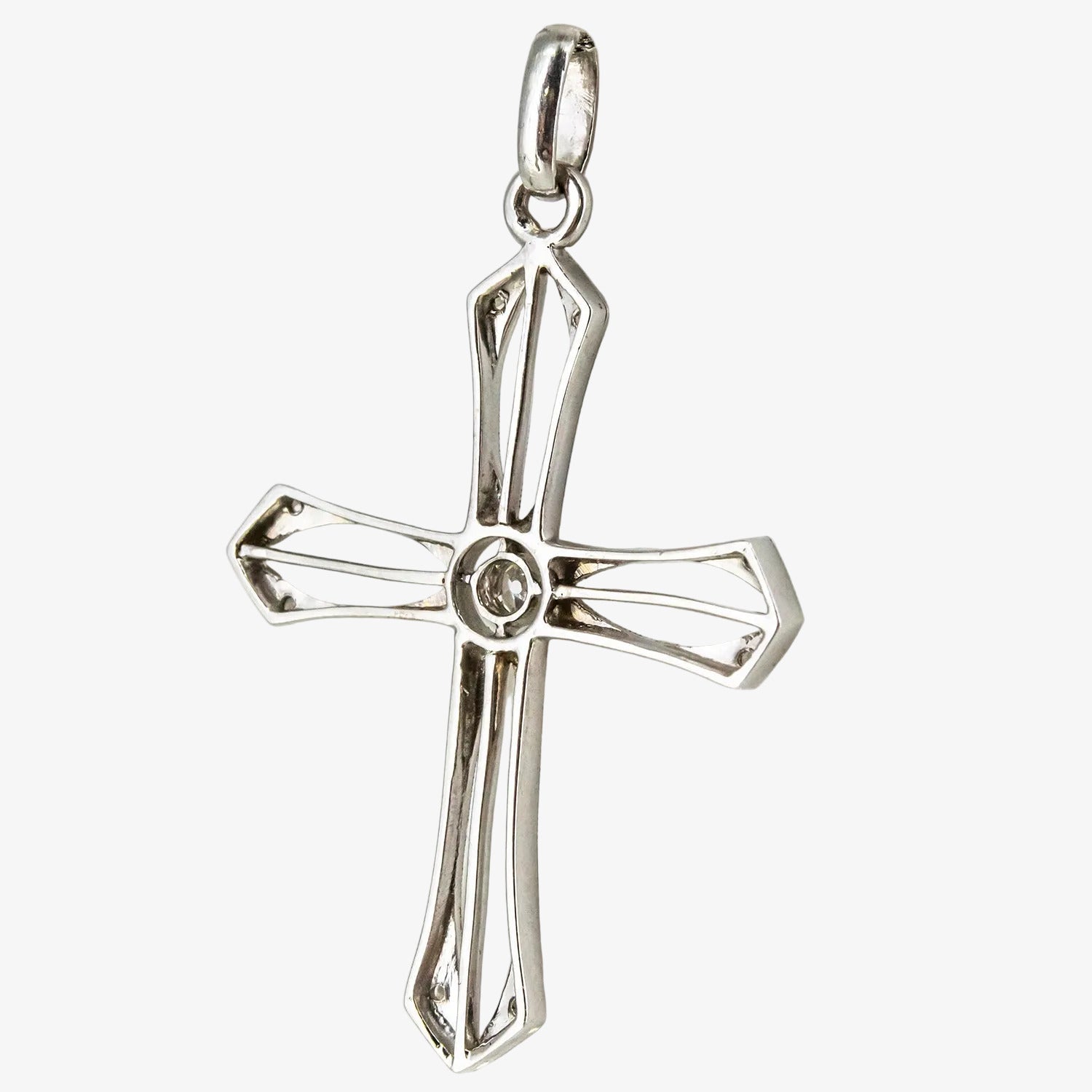 Colgante cruz calada de oro blanco 18 kt. con diamantes