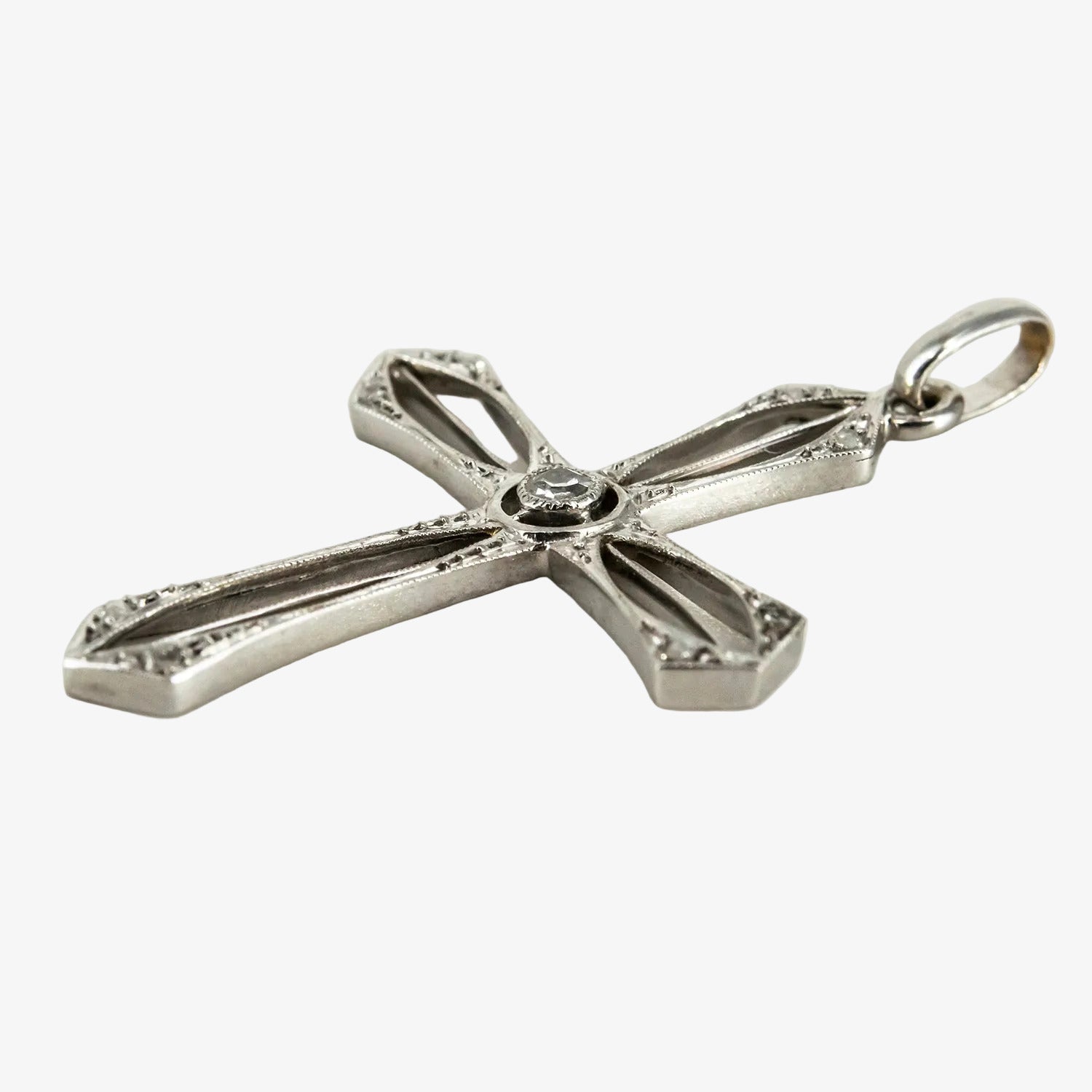 Colgante cruz calada de oro blanco 18 kt. con diamantes