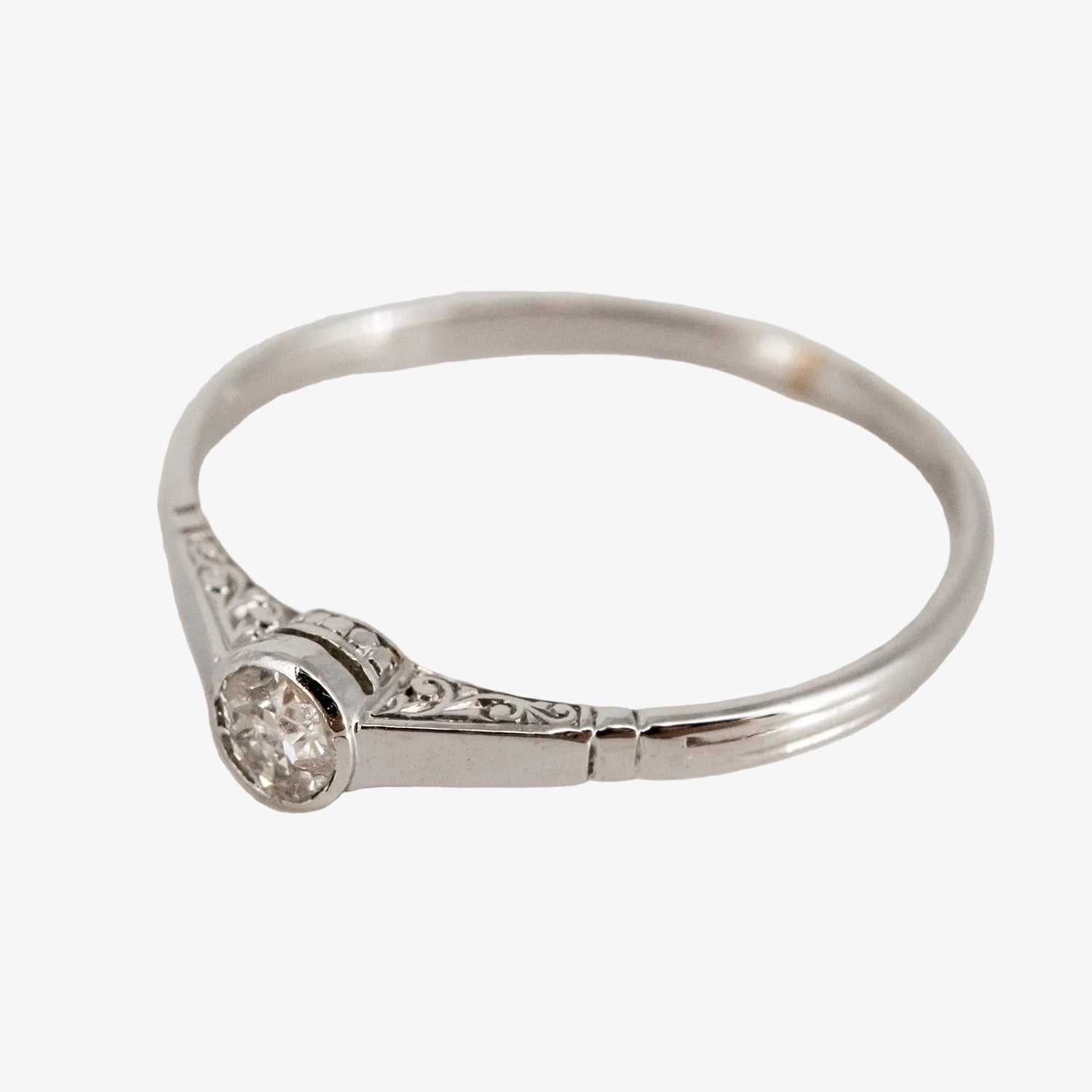Sortija vintage de oro blanco 18 kt. con un diamante talla brillante