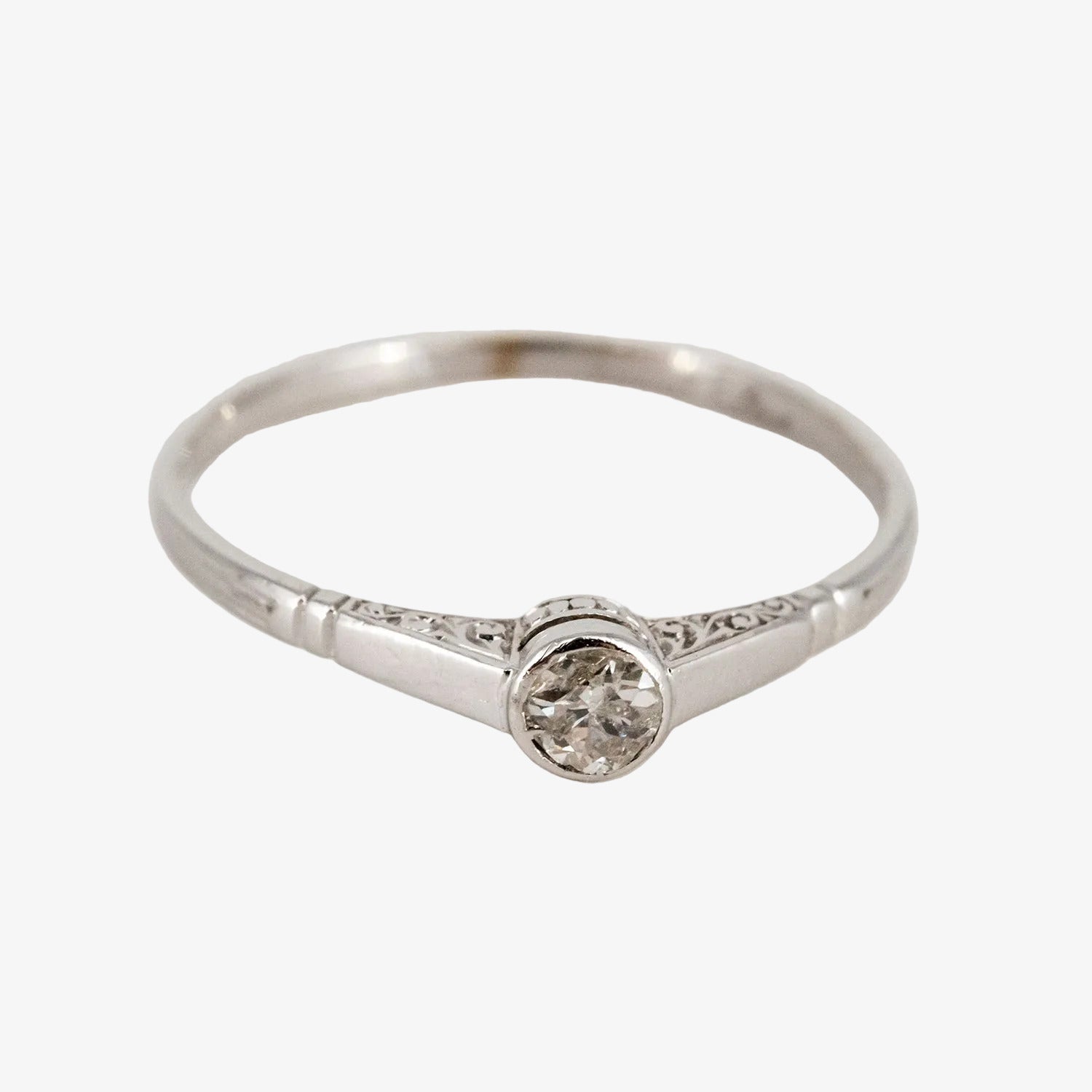 Sortija vintage de oro blanco 18 kt. con un diamante talla brillante