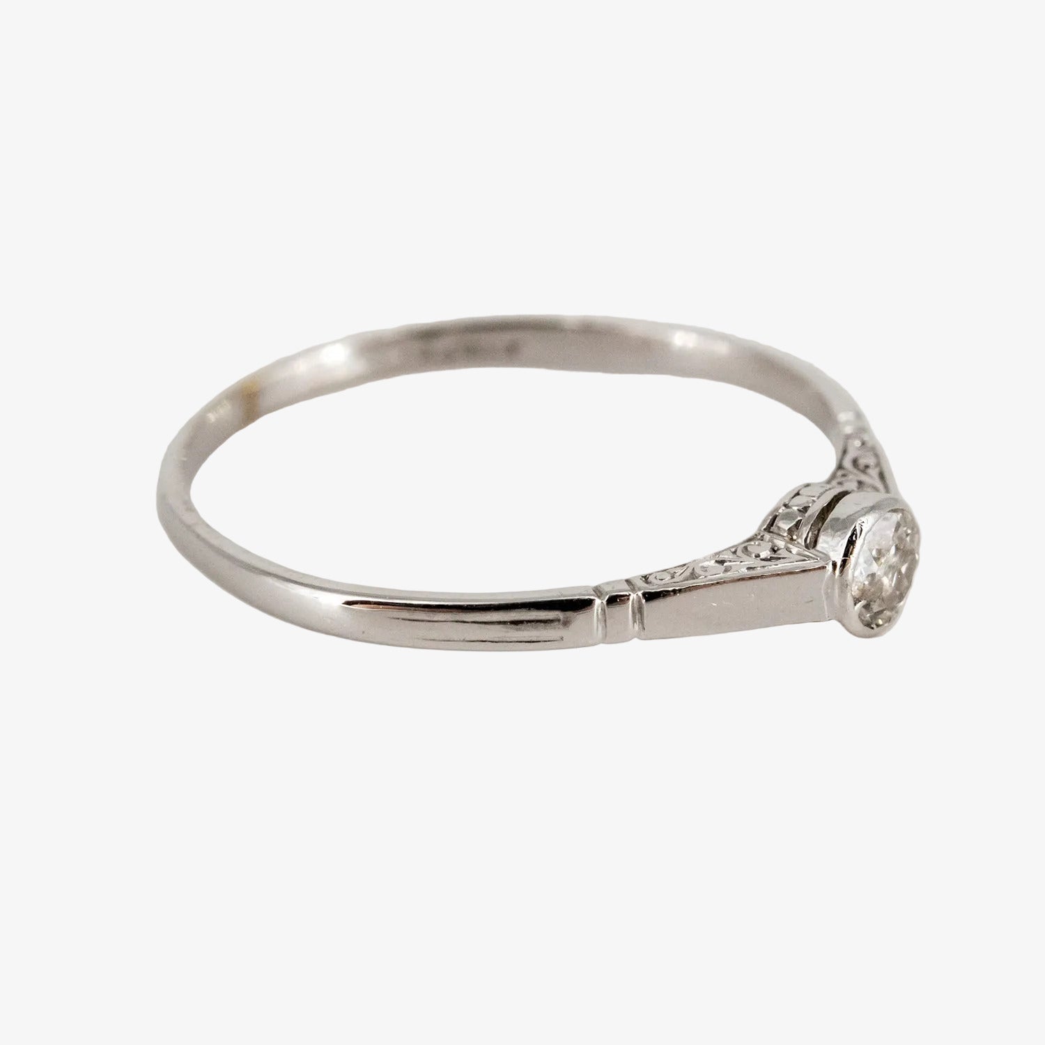 Sortija vintage de oro blanco 18 kt. con un diamante talla brillante