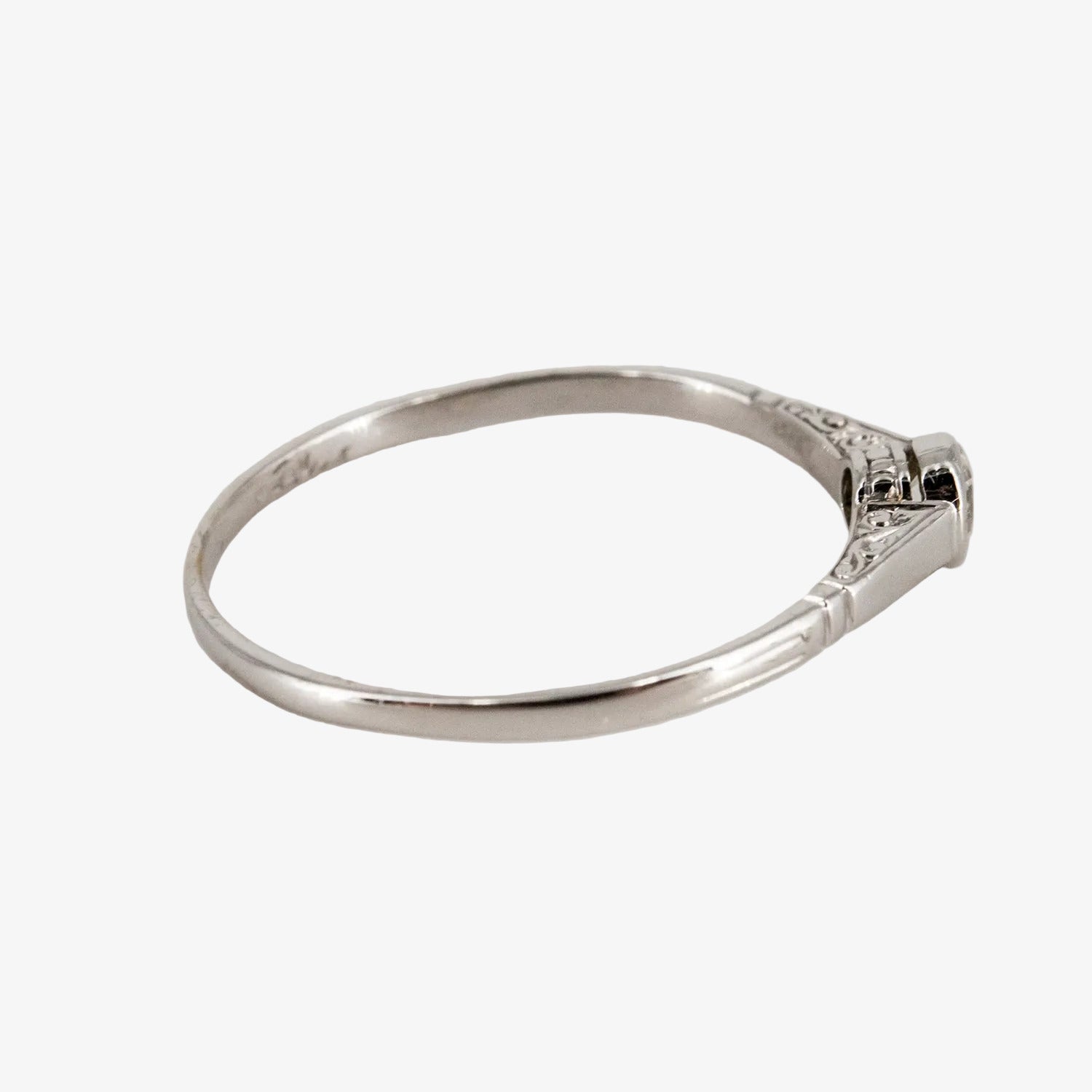 Sortija vintage de oro blanco 18 kt. con un diamante talla brillante