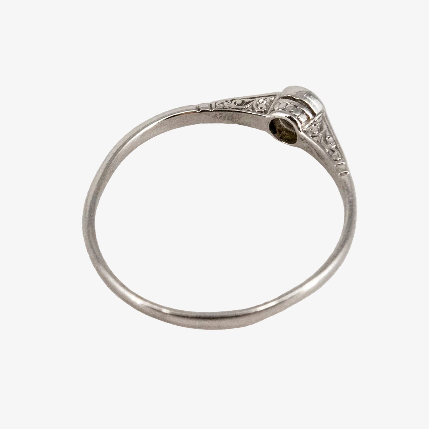 Sortija vintage de oro blanco 18 kt. con un diamante talla brillante