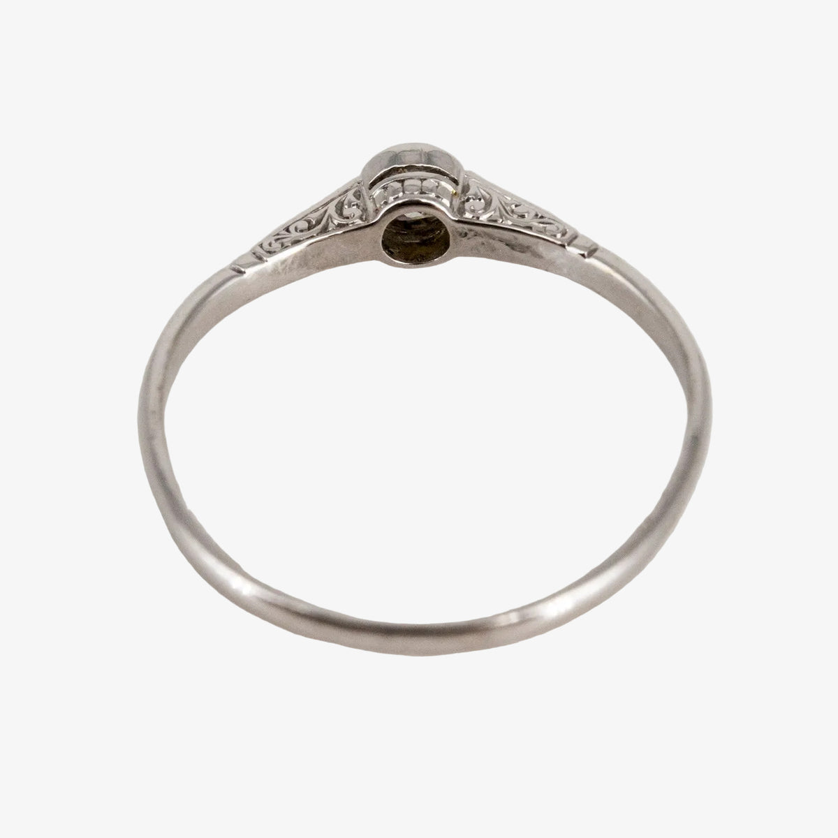 Sortija vintage de oro blanco 18 kt. con un diamante talla brillante