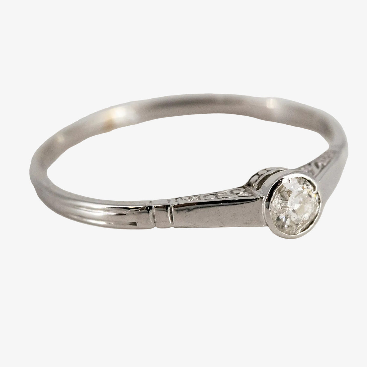 Sortija vintage de oro blanco 18 kt. con un diamante talla brillante