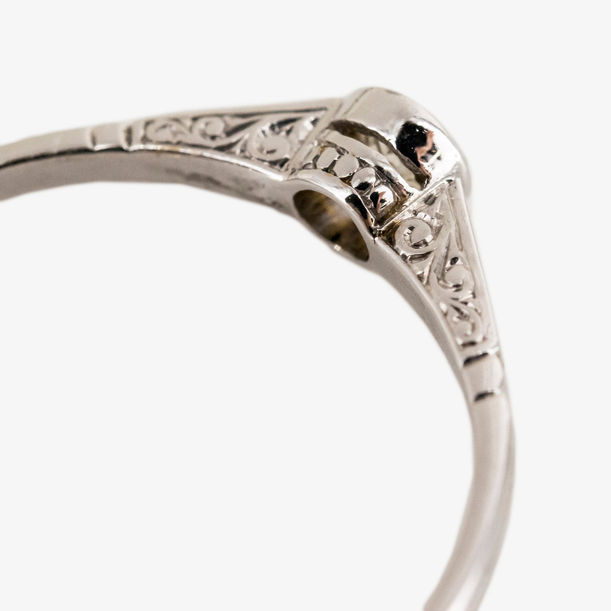 Sortija vintage de oro blanco 18 kt. con un diamante talla brillante