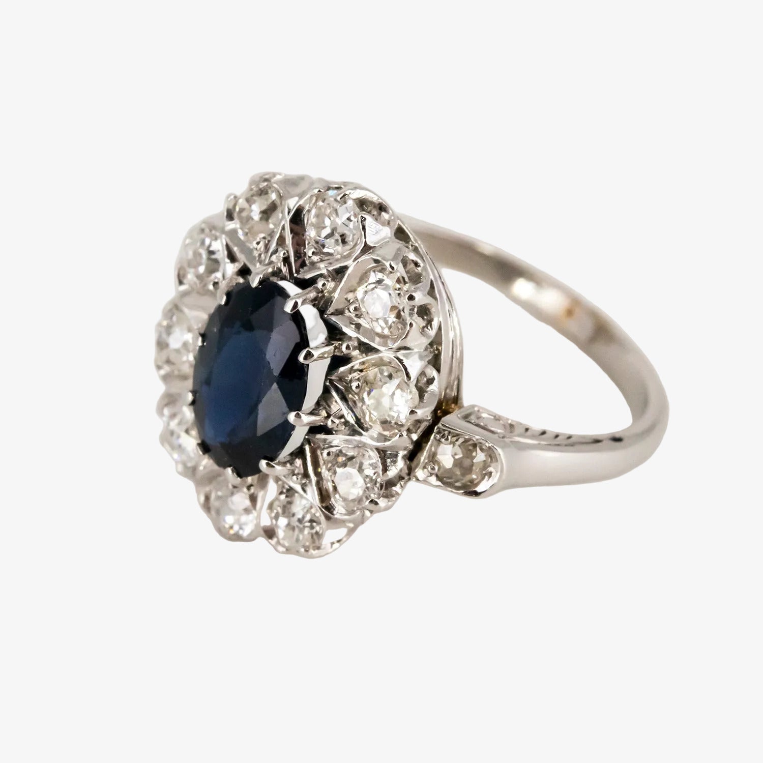 Sortija de oro blanco 18 kt. con zafiro oval y diamantes de talla antigua