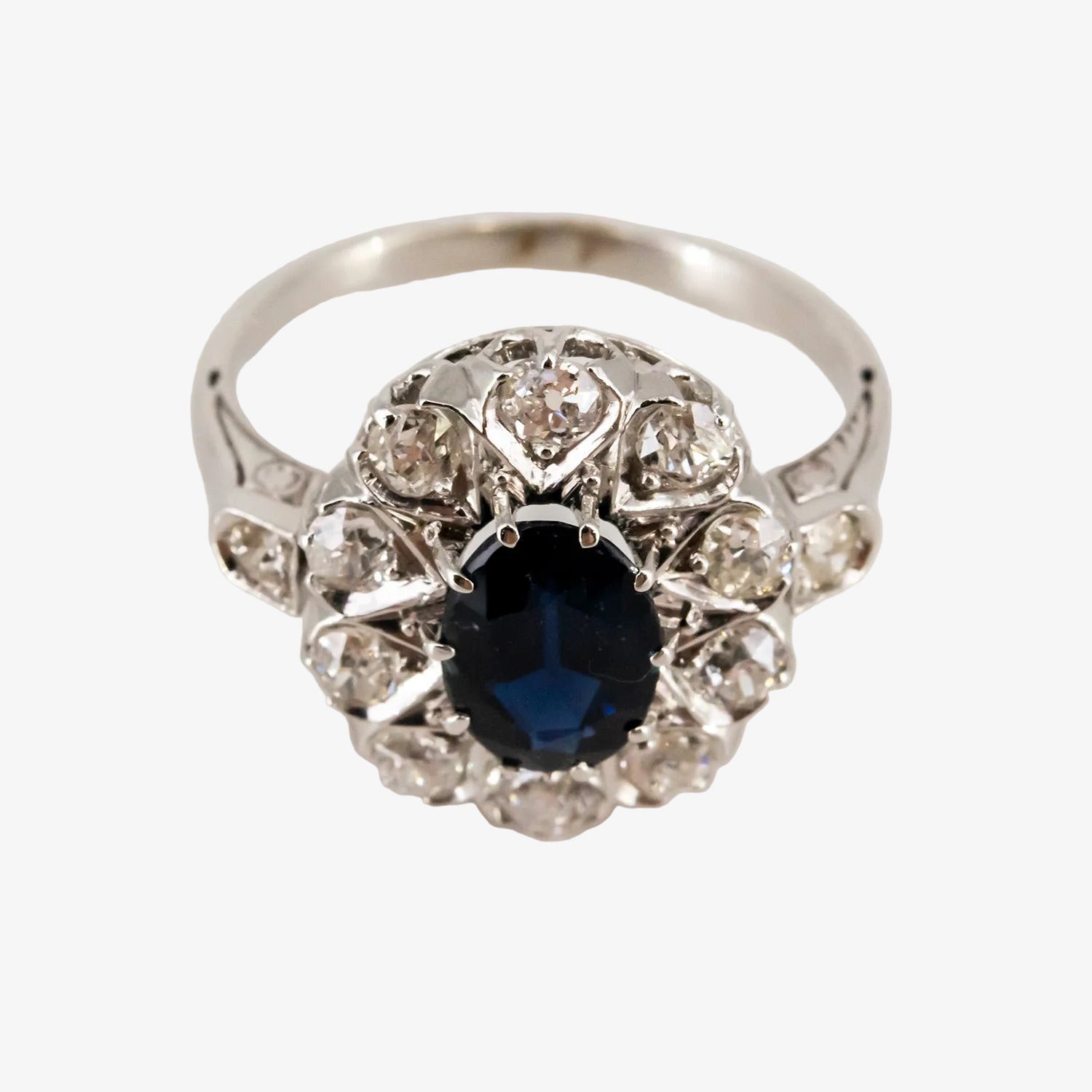 Sortija de oro blanco 18 kt. con zafiro oval y diamantes de talla antigua