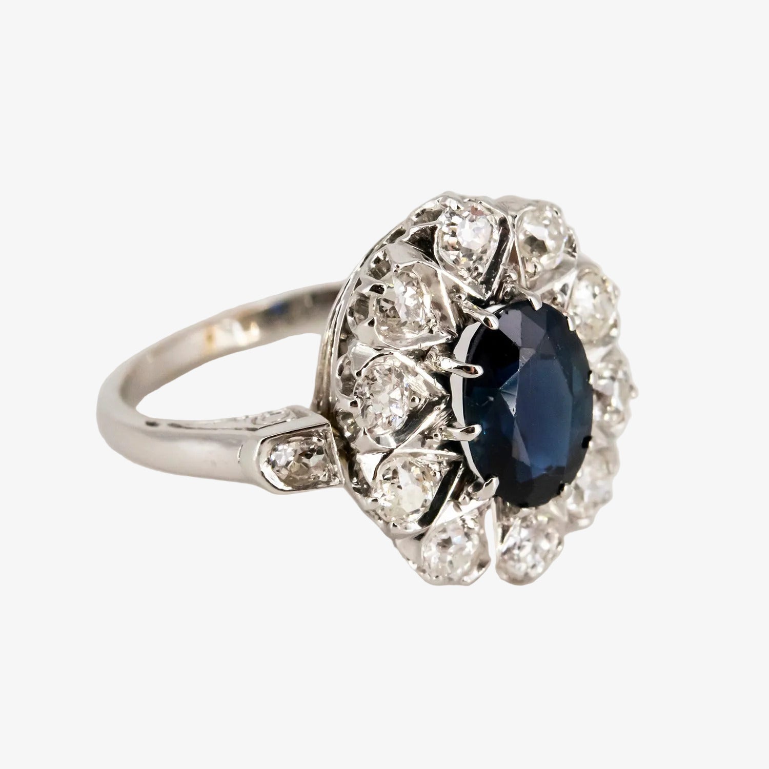 Sortija de oro blanco 18 kt. con zafiro oval y diamantes de talla antigua