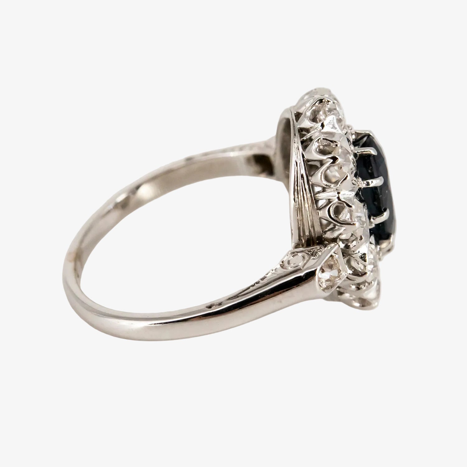 Sortija de oro blanco 18 kt. con zafiro oval y diamantes de talla antigua