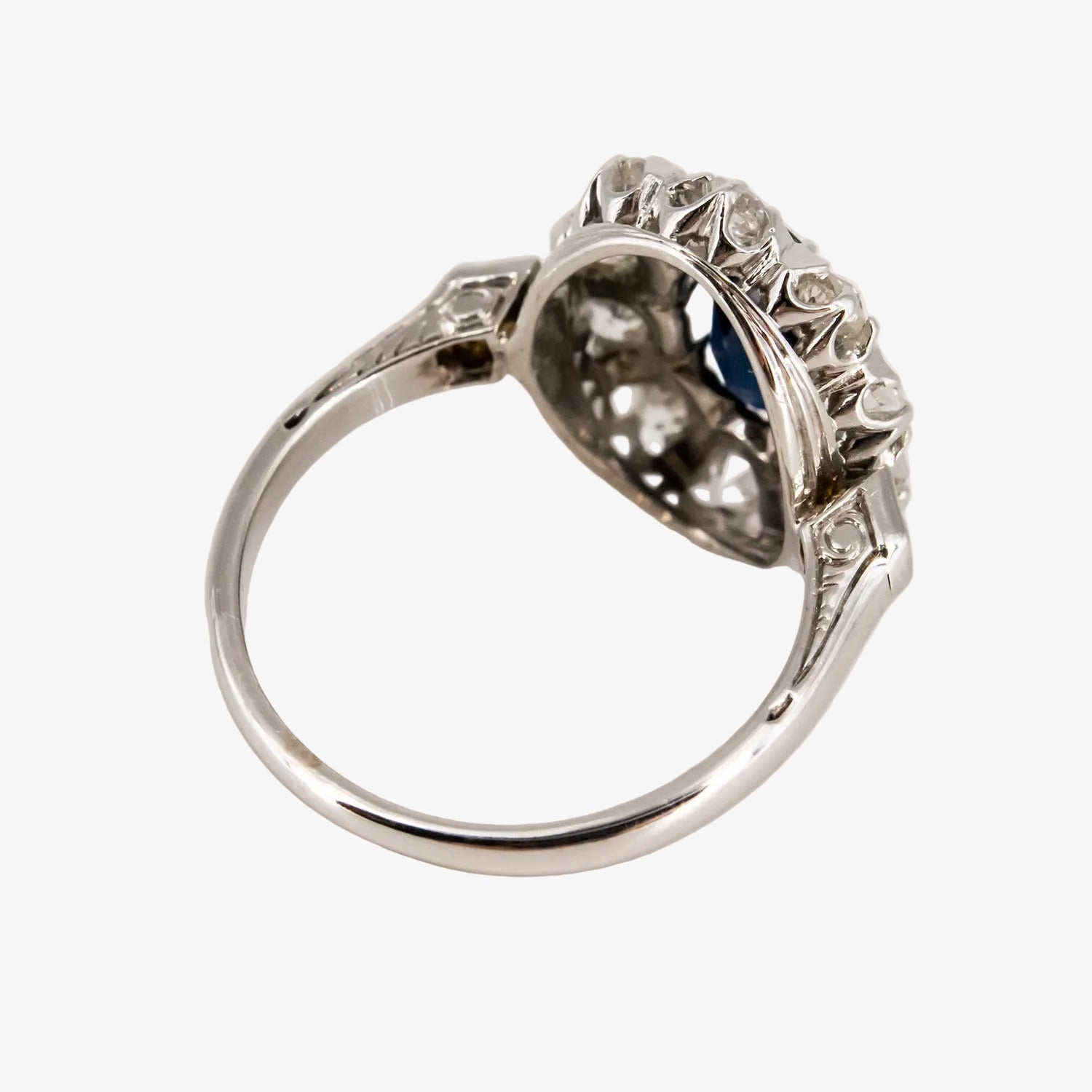 Sortija de oro blanco 18 kt. con zafiro oval y diamantes de talla antigua