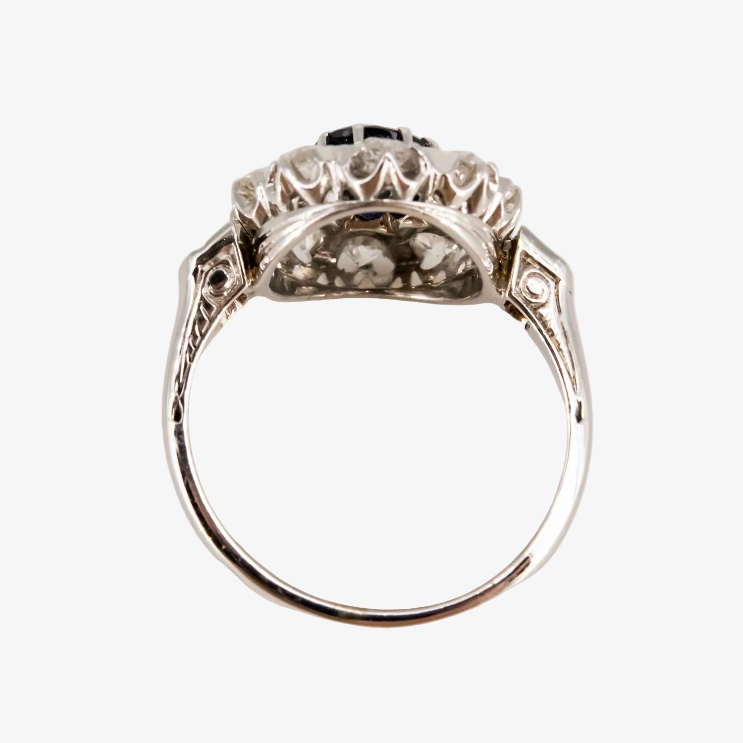 Sortija de oro blanco 18 kt. con zafiro oval y diamantes de talla antigua