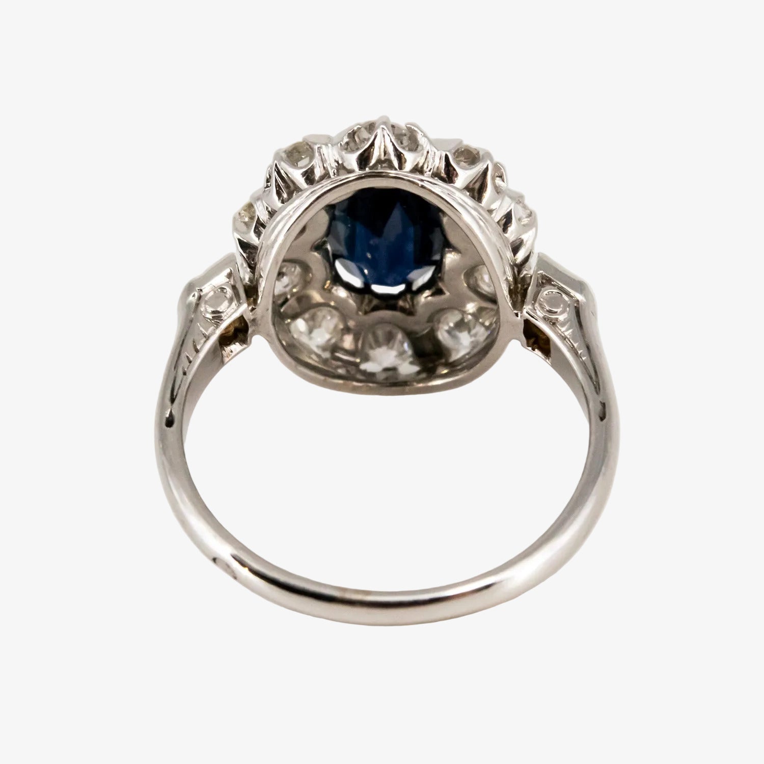 Sortija de oro blanco 18 kt. con zafiro oval y diamantes de talla antigua