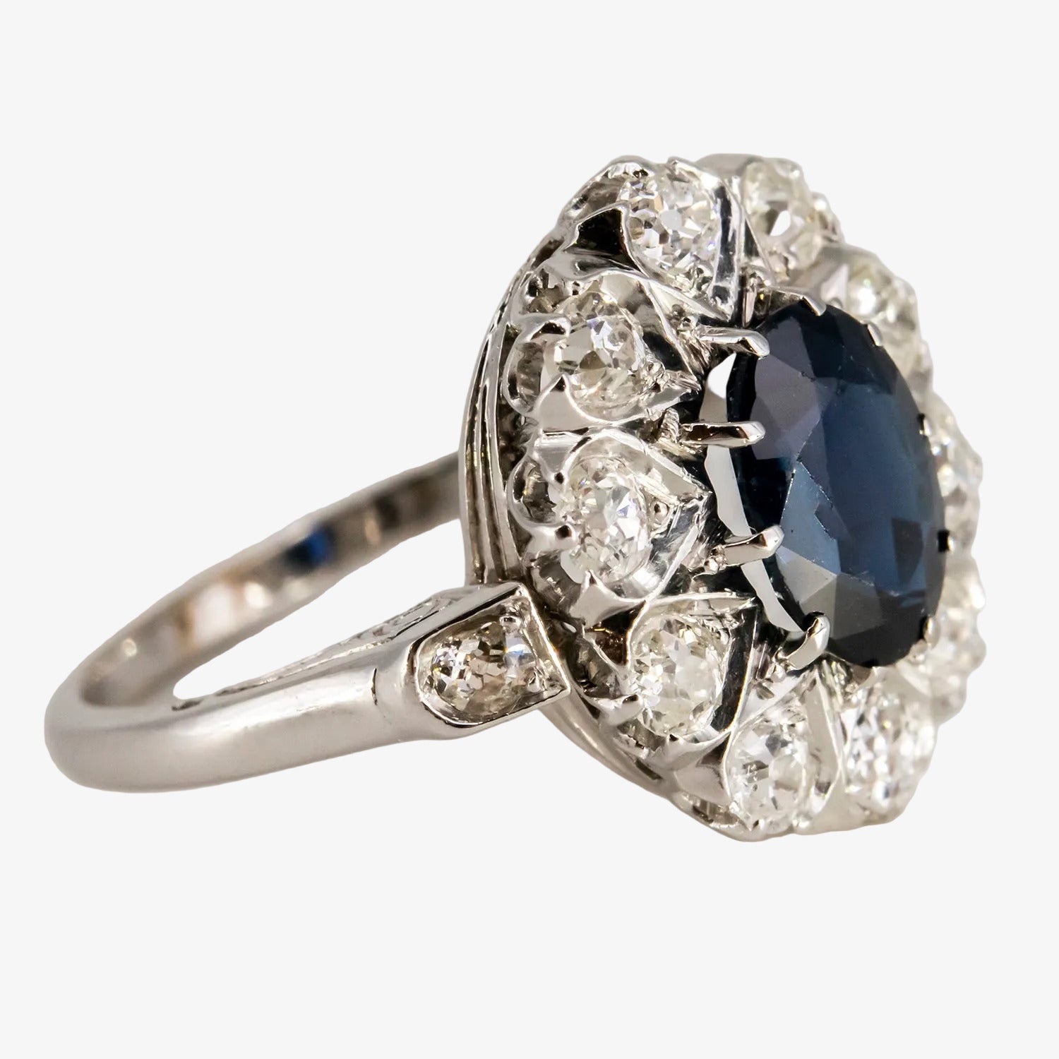 Sortija de oro blanco 18 kt. con zafiro oval y diamantes de talla antigua
