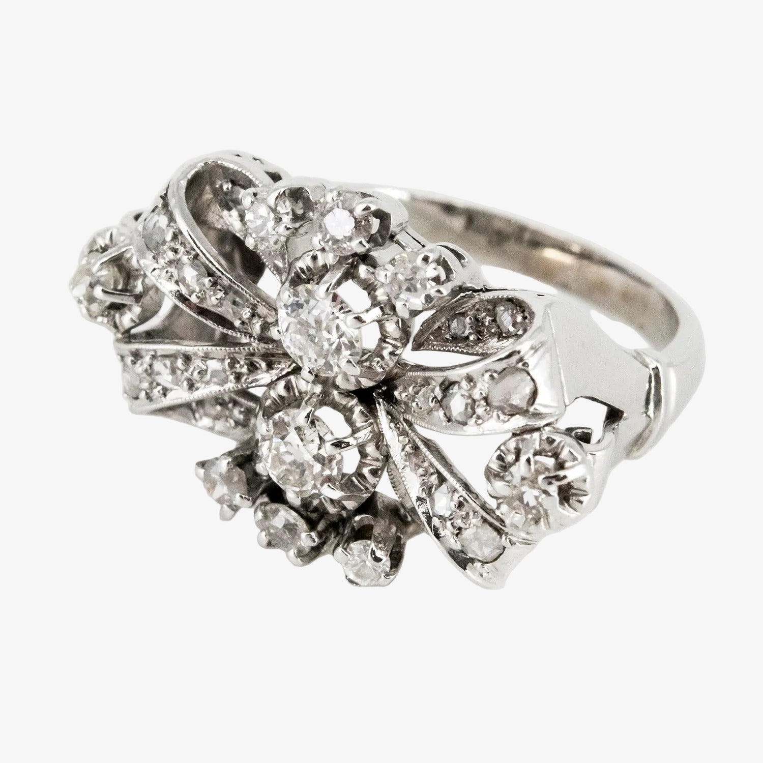 Sortija vintage de oro blanco de 18 kt. con diez diamantes talla brillante