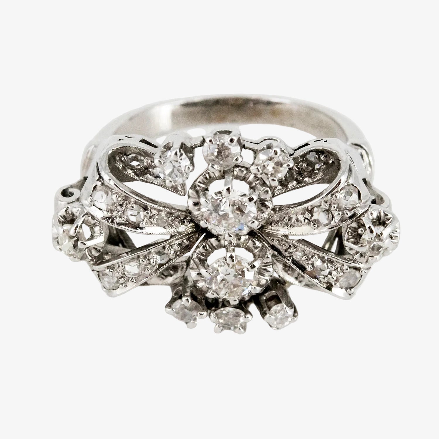Sortija vintage de oro blanco de 18 kt. con diez diamantes talla brillante