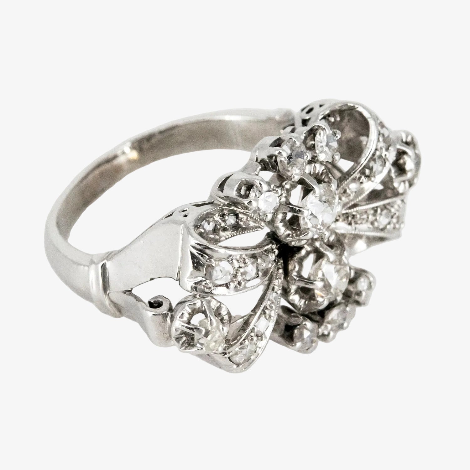 Sortija vintage de oro blanco de 18 kt. con diez diamantes talla brillante