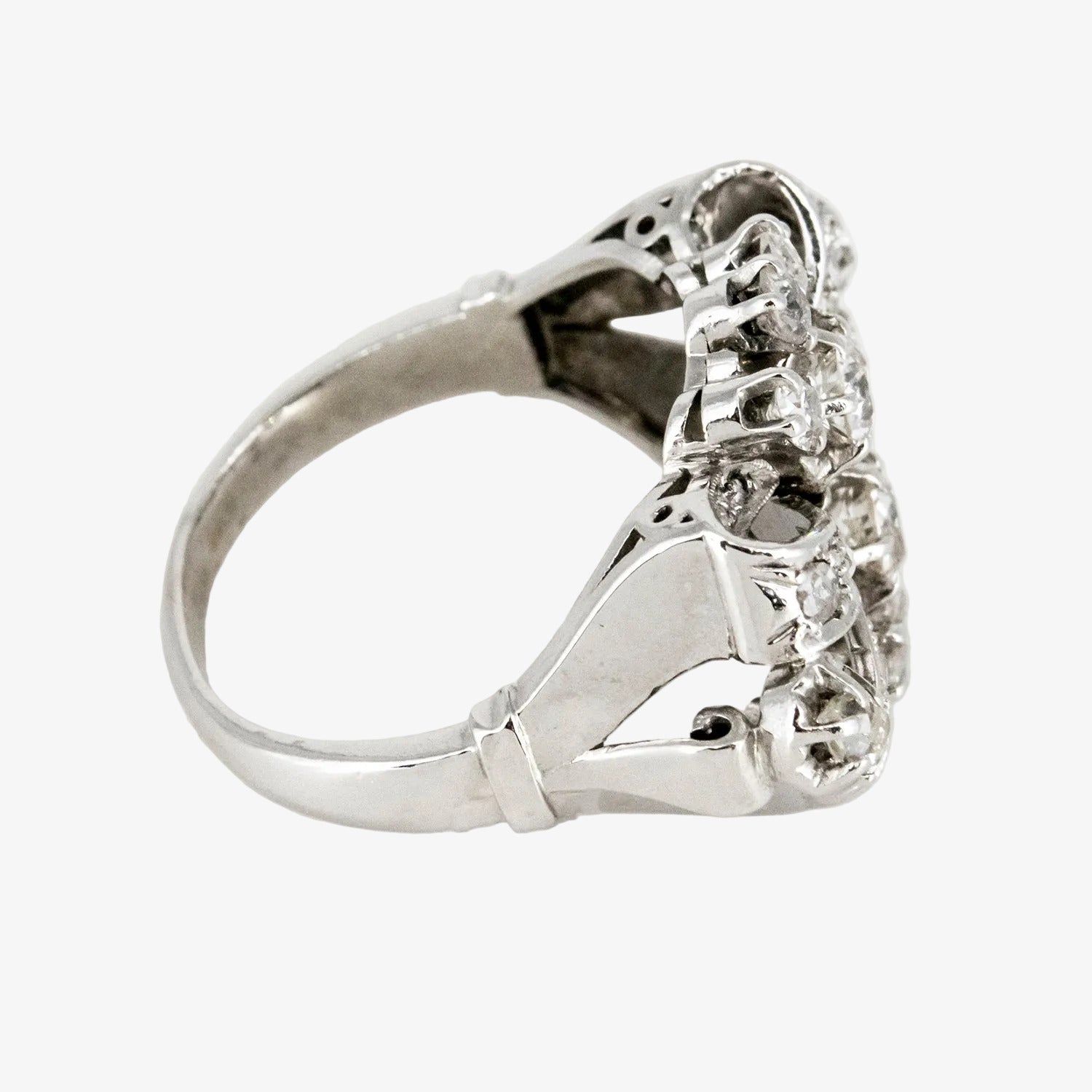 Sortija vintage de oro blanco de 18 kt. con diez diamantes talla brillante