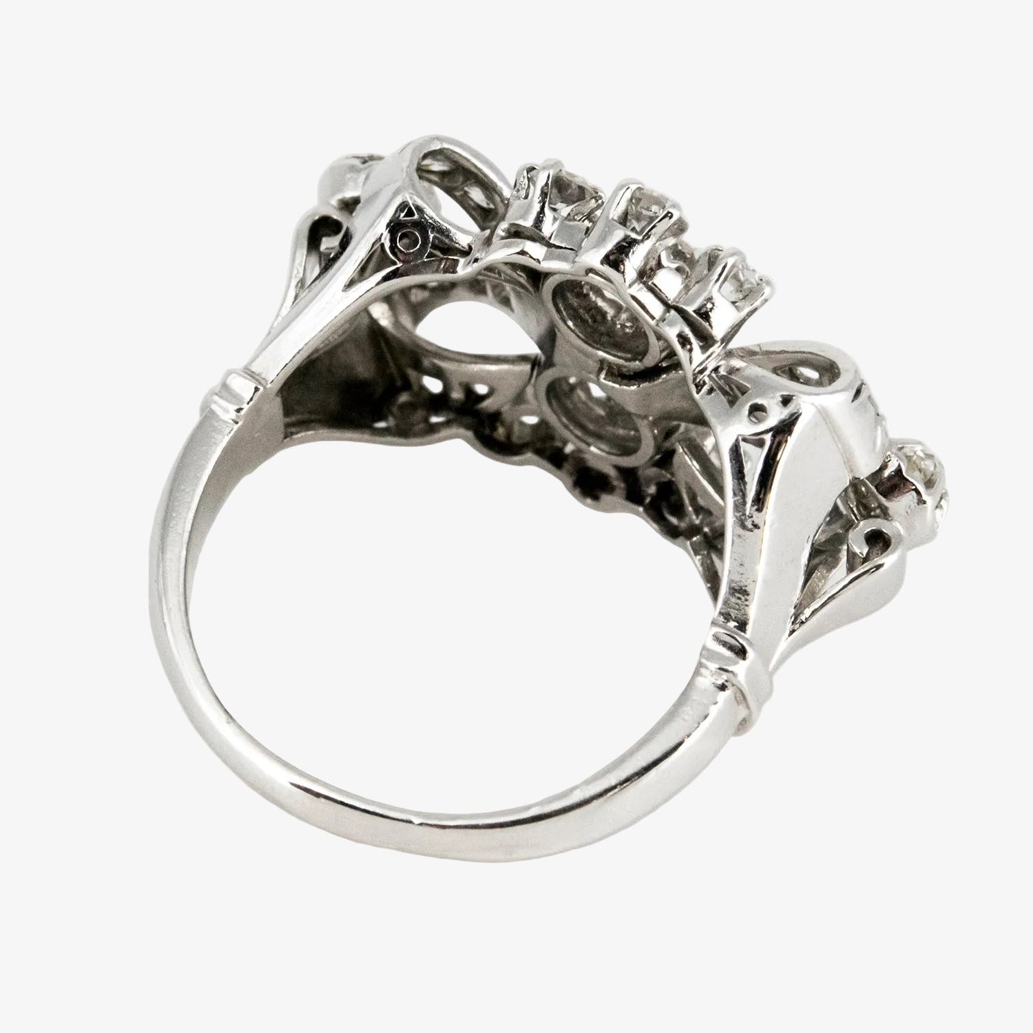 Sortija vintage de oro blanco de 18 kt. con diez diamantes talla brillante
