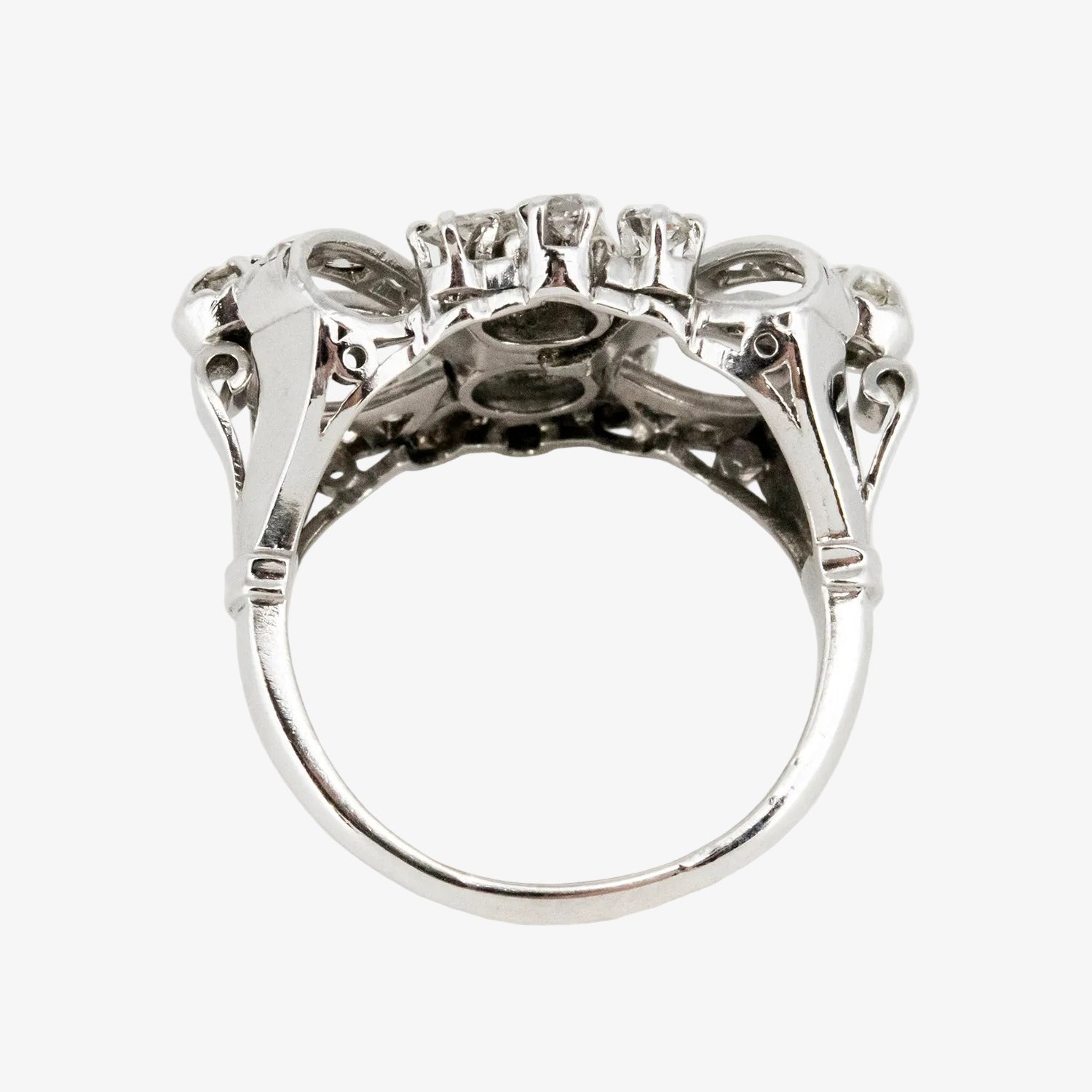 Sortija vintage de oro blanco de 18 kt. con diez diamantes talla brillante