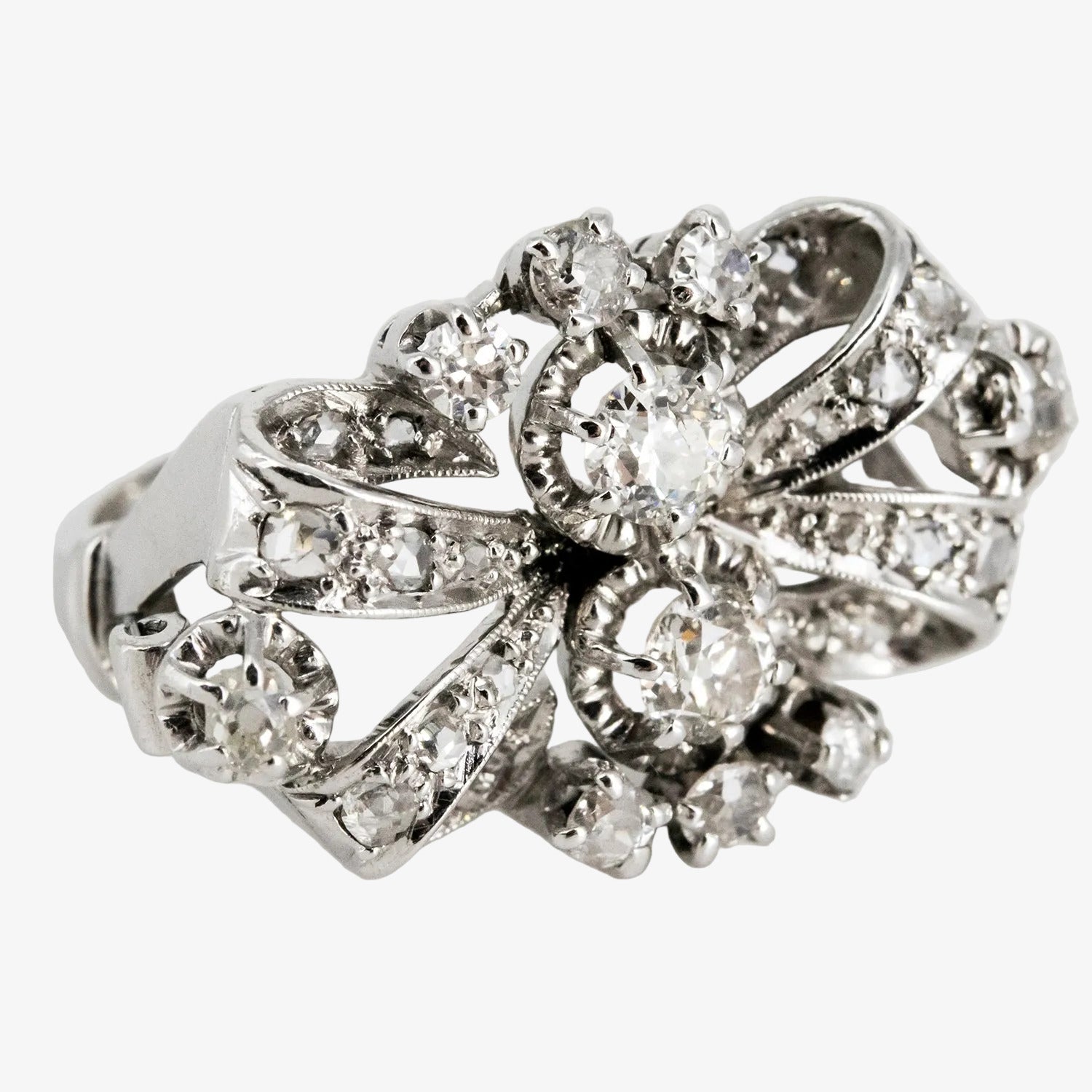 Sortija vintage de oro blanco de 18 kt. con diez diamantes talla brillante