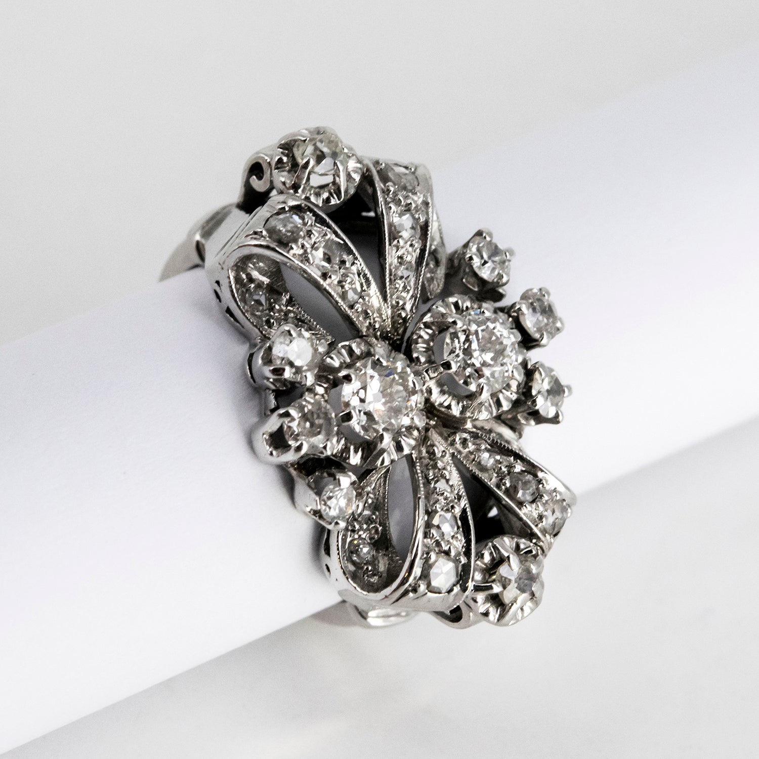Sortija vintage de oro blanco de 18 kt. con diez diamantes talla brillante