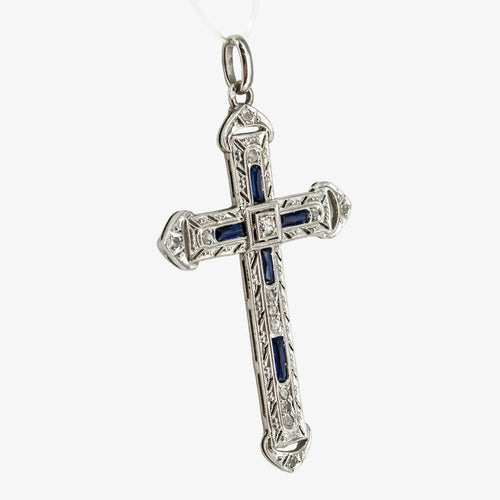 Colgante cruz de oro blanco 18 kt. con diamantes y zafiros