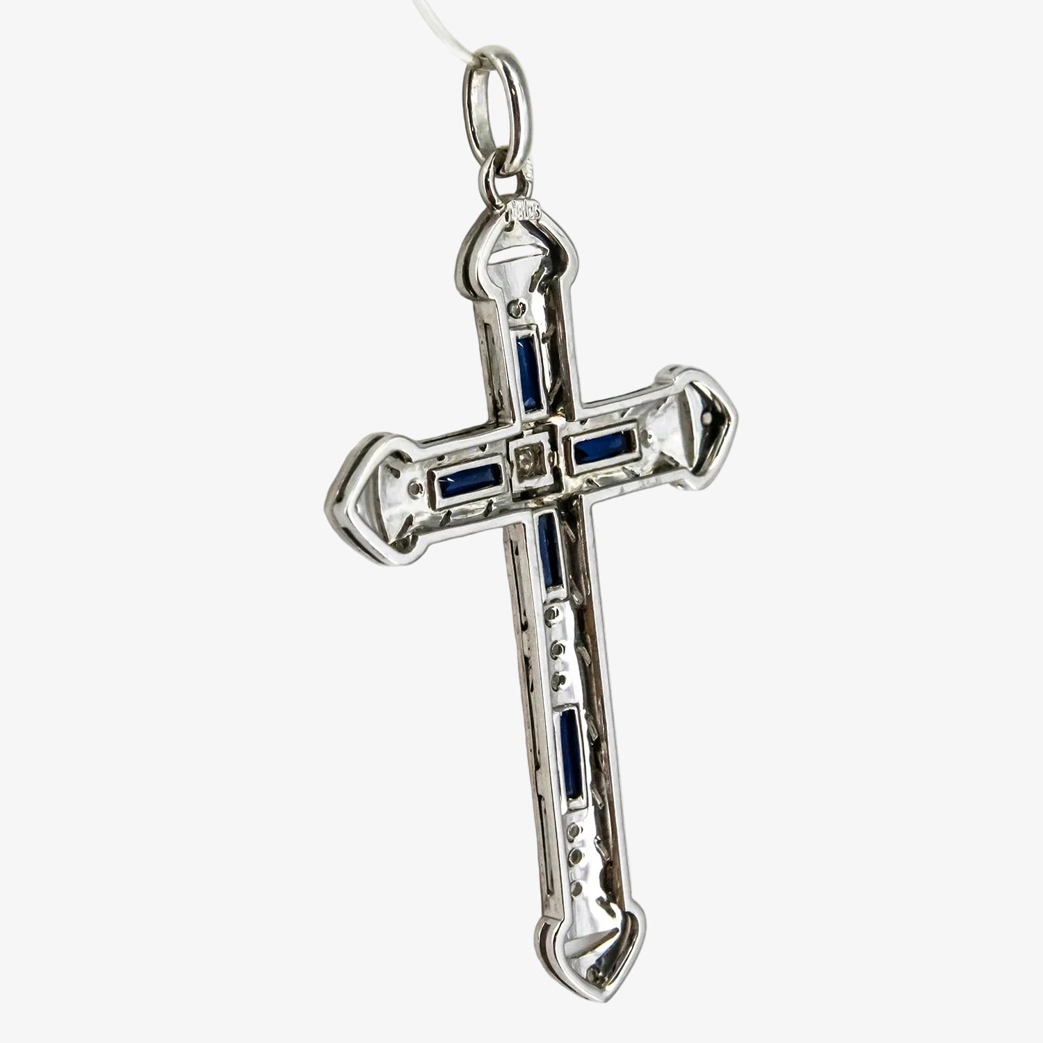Colgante cruz de oro blanco 18 kt. con diamantes y zafiros