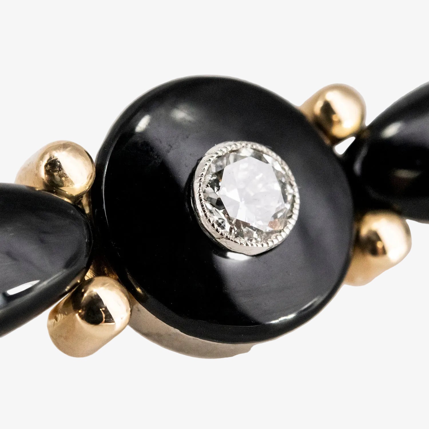 Broche vintage de oro bicolor 18 kt. con ónix y diamantes