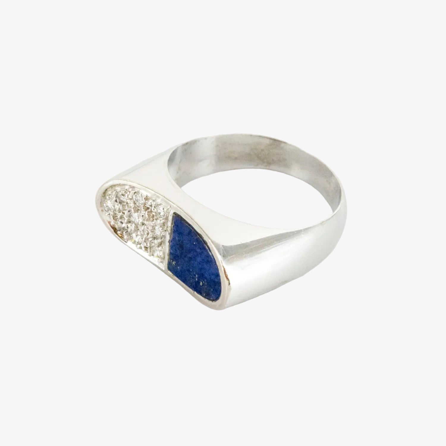 Sortija de oro blanco de 18 kt. con incrustación de lapislázuli y nueve diamantes