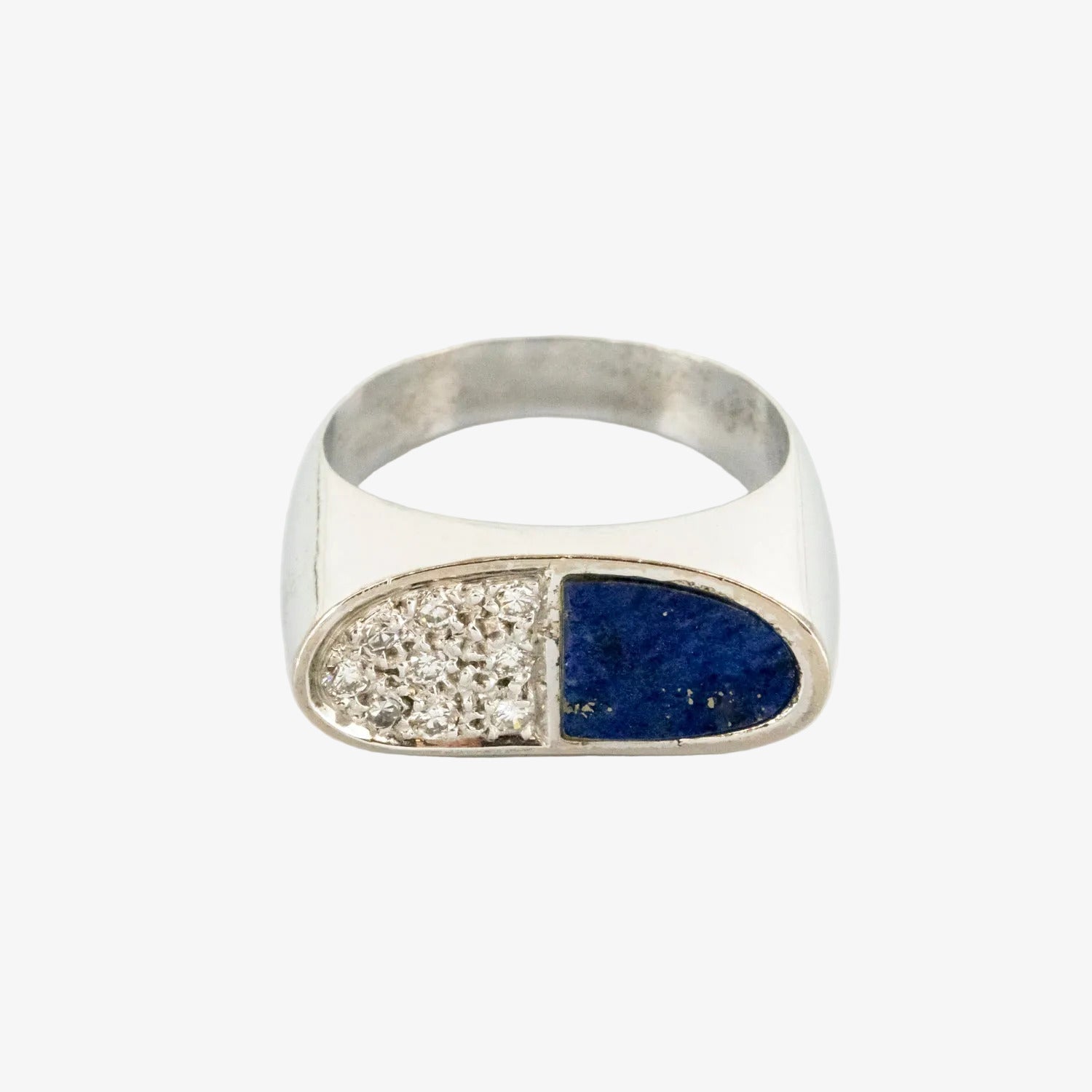 Sortija de oro blanco de 18 kt. con incrustación de lapislázuli y nueve diamantes