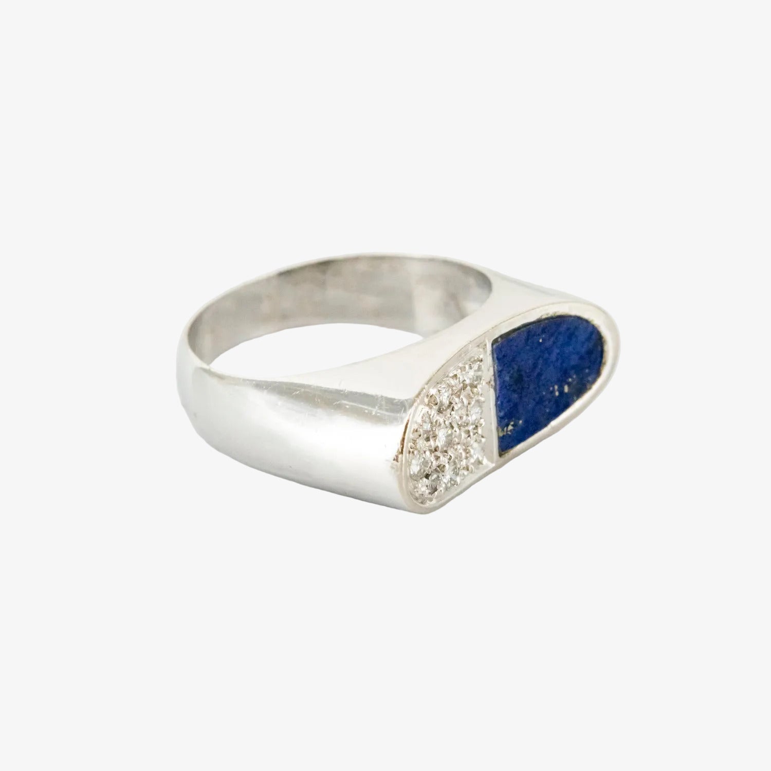 Sortija de oro blanco de 18 kt. con incrustación de lapislázuli y nueve diamantes
